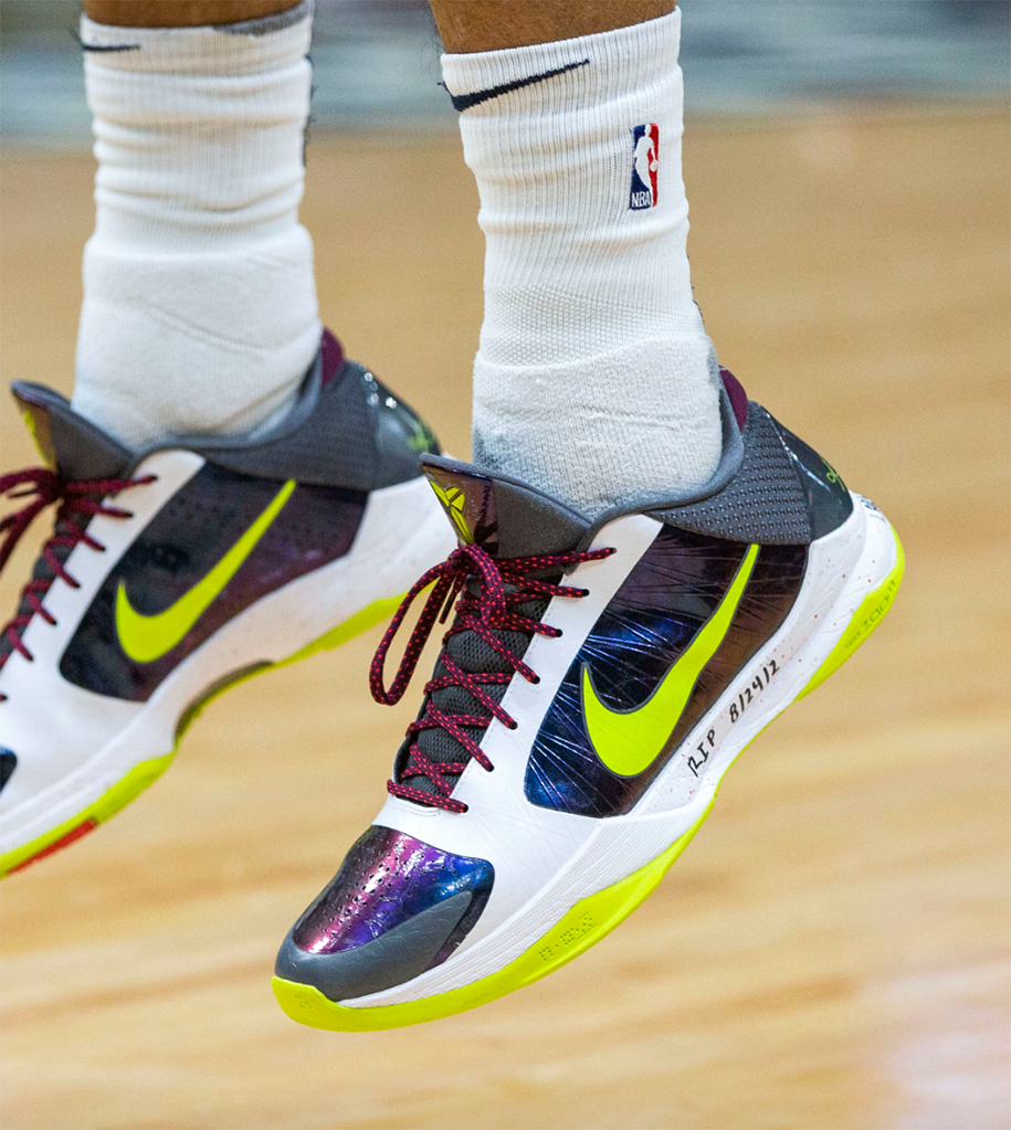 Dàn cầu thủ NBA diện giày tưởng nhớ Kobe Bryant Dàn cầu thủ NBA diện giày tưởng nhớ Kobe Bryant